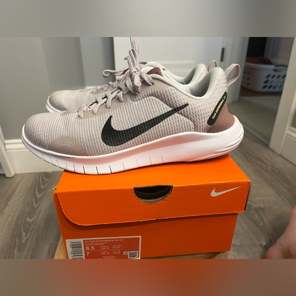 Women's Nike W Flex Experience Run 12 Sneakers- Size 8.5- Pre-owned - Picture 7 of 7